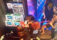 4女子酒吧遭3男子骚扰双方大打出手 现场有多名顾客围观