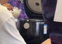 大妈用高铁上的插座焖了一锅米饭 让网友们争议不断