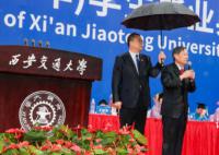 西安交大校长雨中致辞党委书记撑伞 网上好评如潮