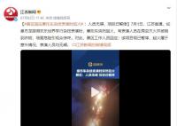 2米长蛇闯进公司大厅吓跑员工 实在是太吓人了