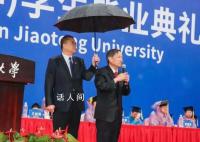 高校校长雨中致辞这一幕火了 这一幕令无数网友感动