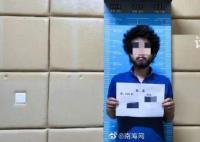 情侣遇洪水被困 男生要求先救女友
