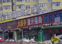 男子开着“小吃街”出摊 真是骑着半个市场就过来了