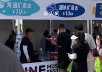 商户疑将瓶装水分装售卖10元一杯 市监局回应