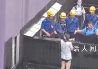 雨天女子欲跳楼嫌雨大向警察借雨衣 呼吁关注年轻人的心理健康