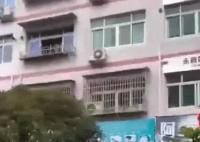 女子火灾中扔下婴儿被路人合力接住 引起了网友的共鸣