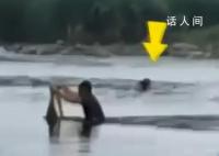 男孩玩水陷沙坑2男子捕鱼式救人 夏季来临谨防溺水