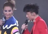 李玟不久前与李克勤演唱会上热舞 笑容十分灿烂