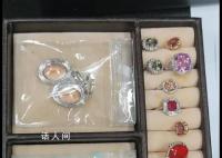 男子15万元珠宝被家人当垃圾丢了 这也太马虎了