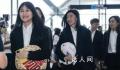 中国女足出征世界杯 机场内全员正装