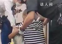 男子坐地铁车厢门口阻挡关门 目前已及时进行现场处理