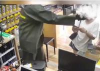 男子掌掴妻子因修手机要花70元 网友：希望警方能够惩治这个家暴男