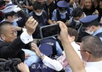 安倍周年祭祀数人持枪献花台 目前警方正在调查详细情况