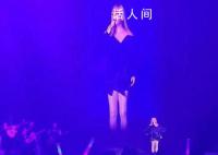 张惠妹演唱会上唱李玟的歌 最后哽咽着说道：我们都要好好的