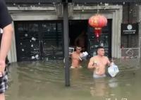健身房被淹教练只能抱出来蛋白粉 因暴雨积水