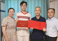 国科大录取通知书含7颗大豆 在新生心中种下一颗科学的种子
