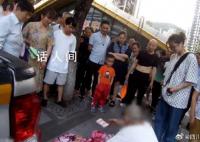 老人街头散钱66万无人要:钱非万能