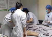 独居老人没开空调致热痉挛咬断2颗牙 情况不容乐观