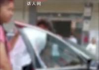 女子带孩子去前夫婚礼索抚养费 引发热议