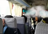 女子跟团旅游车上睡觉被叫停 凭什么不让我在车上睡觉
