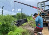 泰国载有中国游客巴士翻车致27伤 救援人员赶到后切割车身将他们救出并送往医院