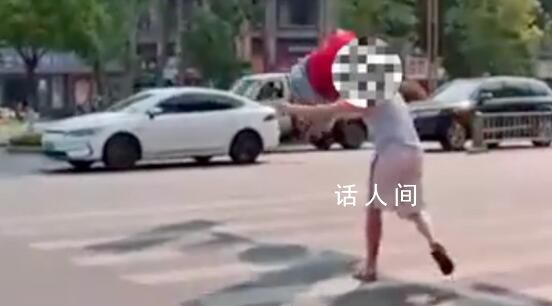 老人将刚满月双胞胎孙女扔街头 路人报警后警方对其进行了批评教育