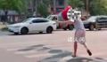 老人将刚满月双胞胎孙女扔街头 路人报警后警方对其进行了批评教育