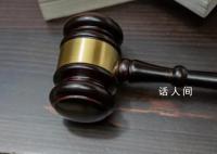 车被石头棍子猛砸后车主掉头撞去 这一幕令人震惊