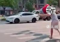老人将刚满月双胞胎孙女扔街头 路人报警后警方对其进行了批评教育