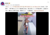 众人一人一只手拽住欲跳江男子 最终合力将男子救回