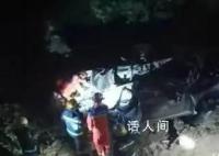 郑州暴雨 一轿车飞下高架桥 目前事故原因在调查处理中