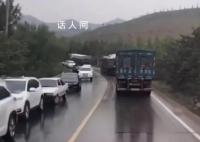 山西一中巴车侧翻致4死6伤 目前6名伤者均已及时送至县人民医院进行诊治