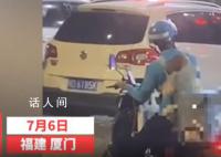 骑手捂住宝宝耳朵进KTV送餐 看到一外卖小哥背着婴儿送餐很受触动