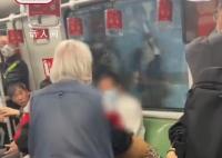 白发老人地铁怒斥小伙坐爱心座 工作人员：爱心座椅不建议年轻乘客坐