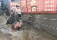 西安城区暴雨街道变河道 今晨降雨逐渐停息