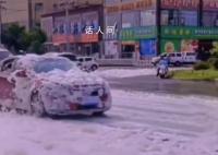 暴雨后马路堆积上百米泡沫 白色泡沫可能是什么