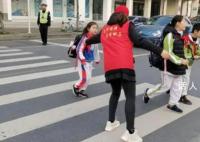 郑州一小学强制家长轮流站岗 不能缺岗