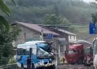 四川一货车与客车相撞 20多人受伤