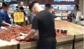 男子把小孩放进超市红枣堆玩耍 引顾客不满