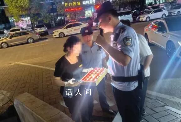 店员误将19件黄金耳饰当废品赠送 店铺打烊进行清点时才发现