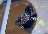 女子路上被陌生男一巴掌打倒在地 涉事女子表示已报警