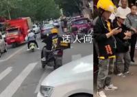 两女子街头抢手机 外卖小哥骑车追讨