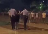 女子当街抢抱小孩被制止 警方通报