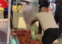 摆摊大爷遇城管怒摔筐 官方回应
