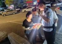 店员误将19件金饰当废品送大爷 价值6万余元