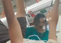 地铁穿脏字T恤打闹女子回应质疑 有乘客和网友对此表示不适