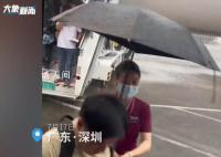 南航回应空姐不顾淋湿为乘客撑伞 会有相应表扬机制