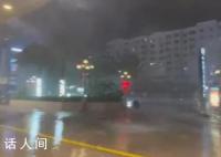 台风泰利来袭 网友:感觉楼在晃