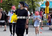 刘恺威带小糯米逛游乐园 小糯米走路内八