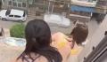 女子欲轻生邻居穿睡裙跑来劝解 女邻居的哭泣声深深地打动了女子